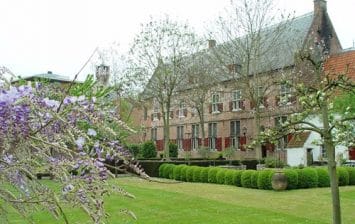 De mariënhof en tuin