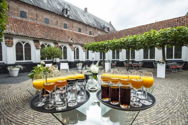 Glazen op een dienblad in binnentuin Marienhof