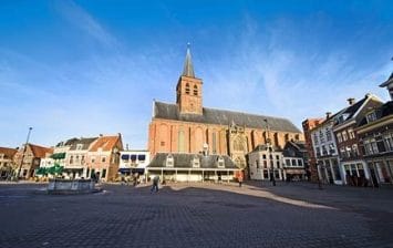 Buitenkant Sint joriskerk vanaf Hof