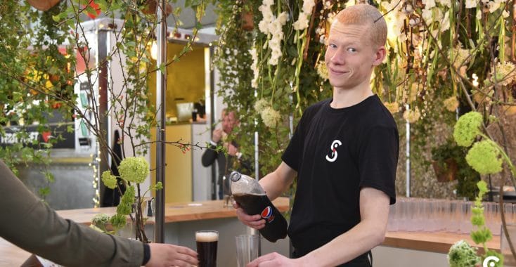 Skanna medewerker schenkt drinken in