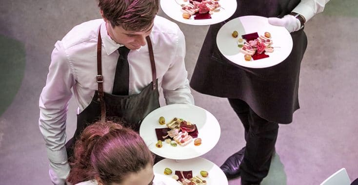 Skanna medewerkers bedienen eten